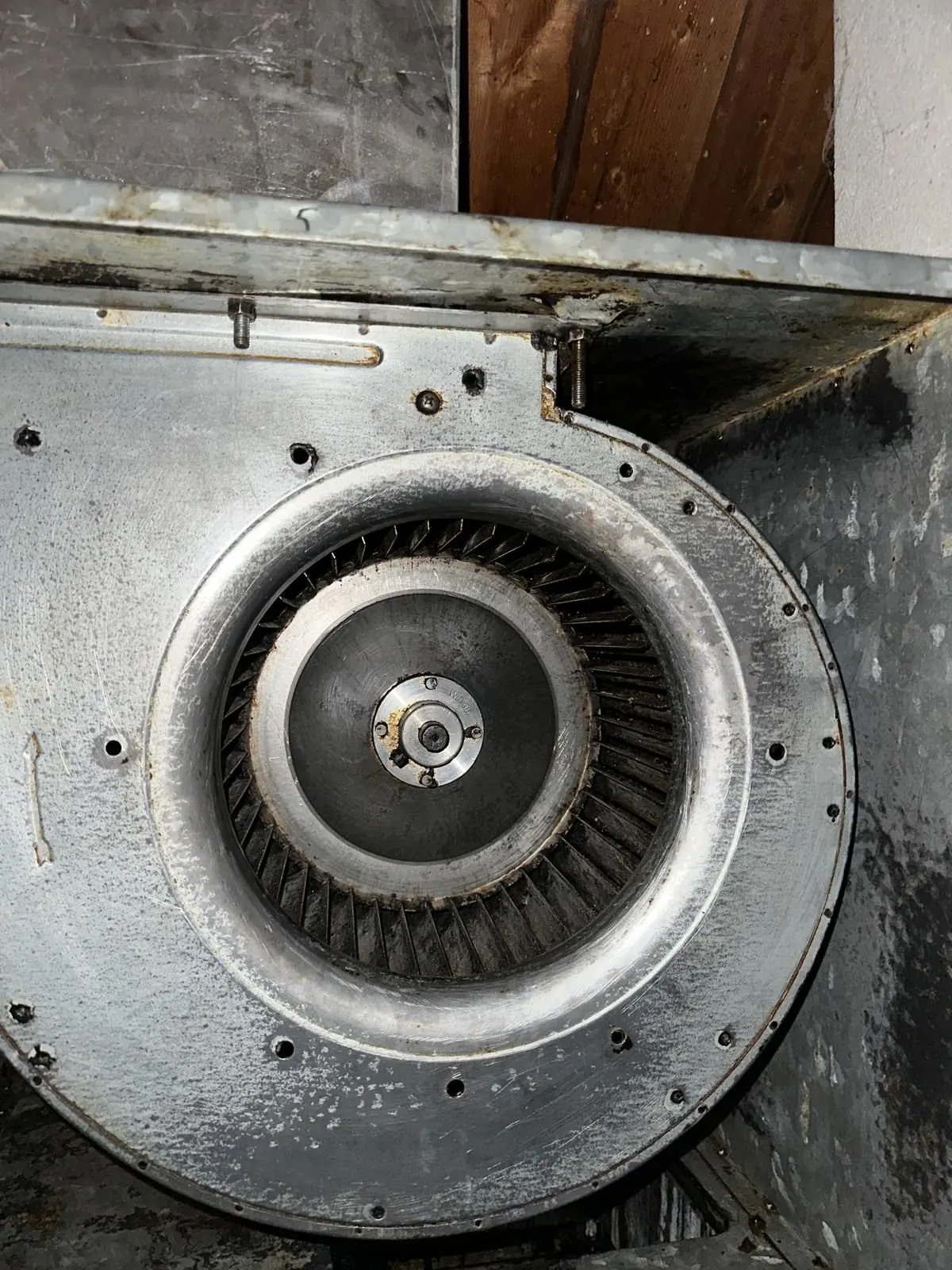 Schone afzuigventilator na professionele reiniging op locatie.