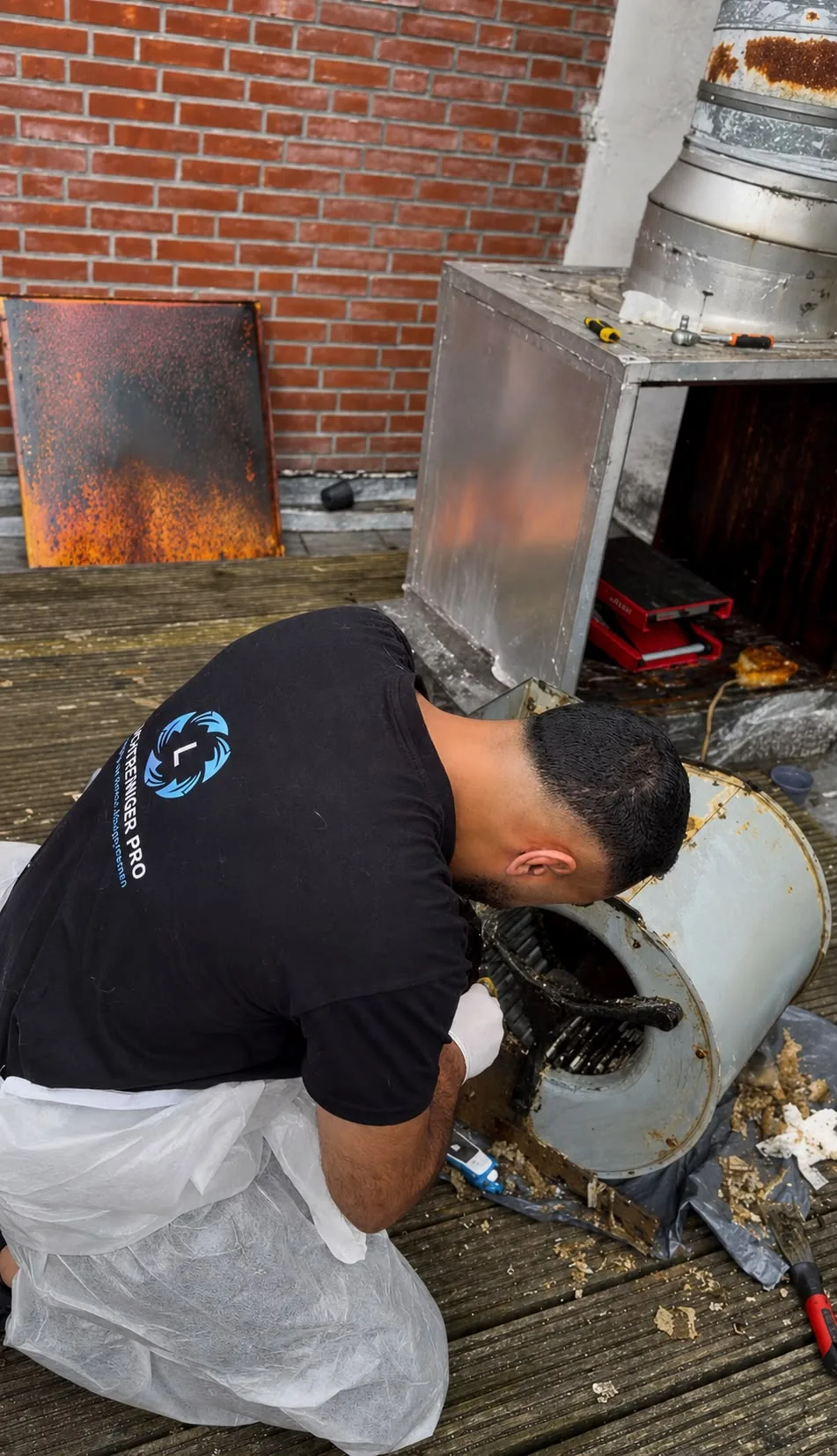 Reinigingswerkzaamheden door een specialist bij een professionele installatie op locatie.