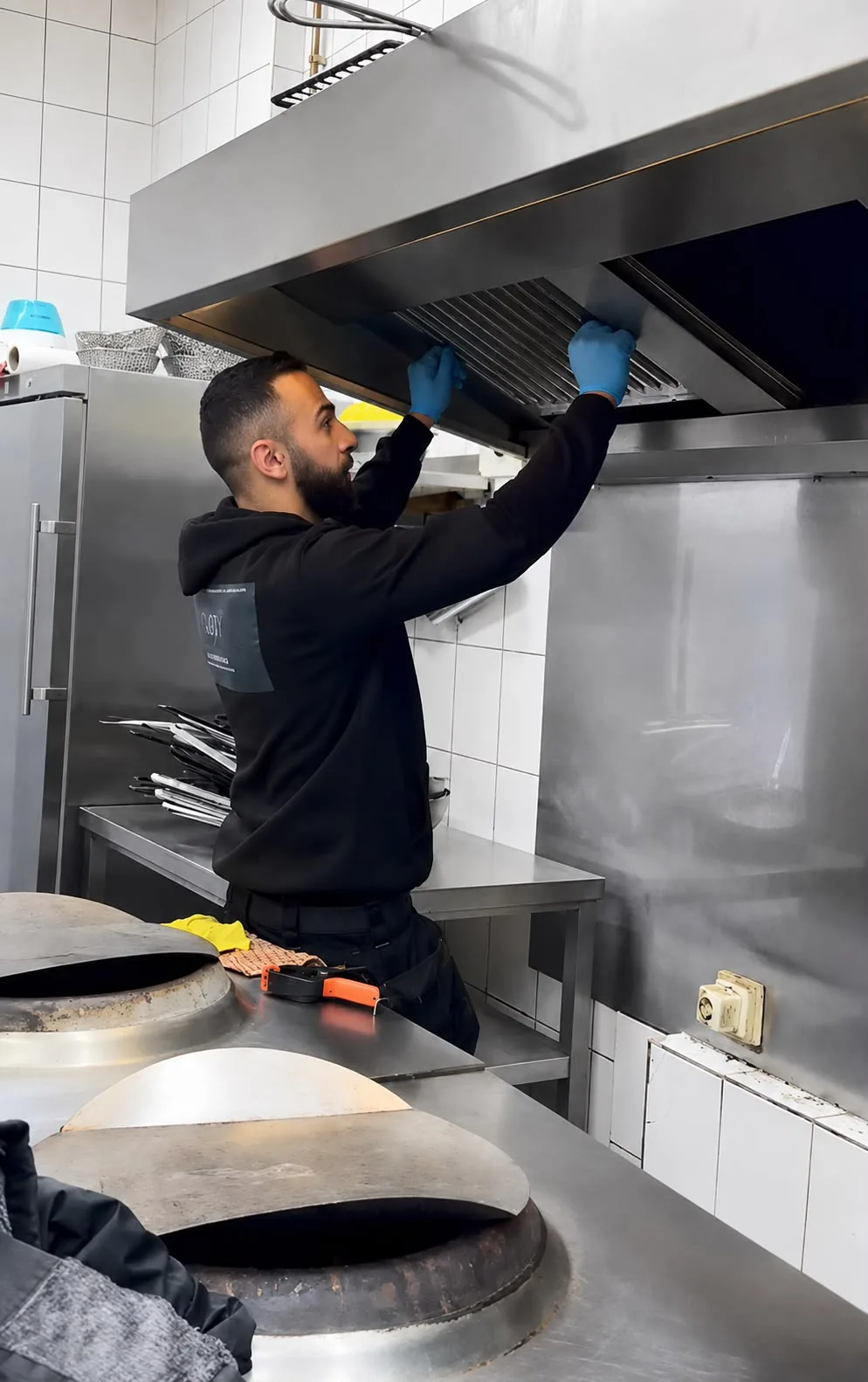 Detailopname van technische reiniging bij een professionele afzuig- of kanaalinstallatie.