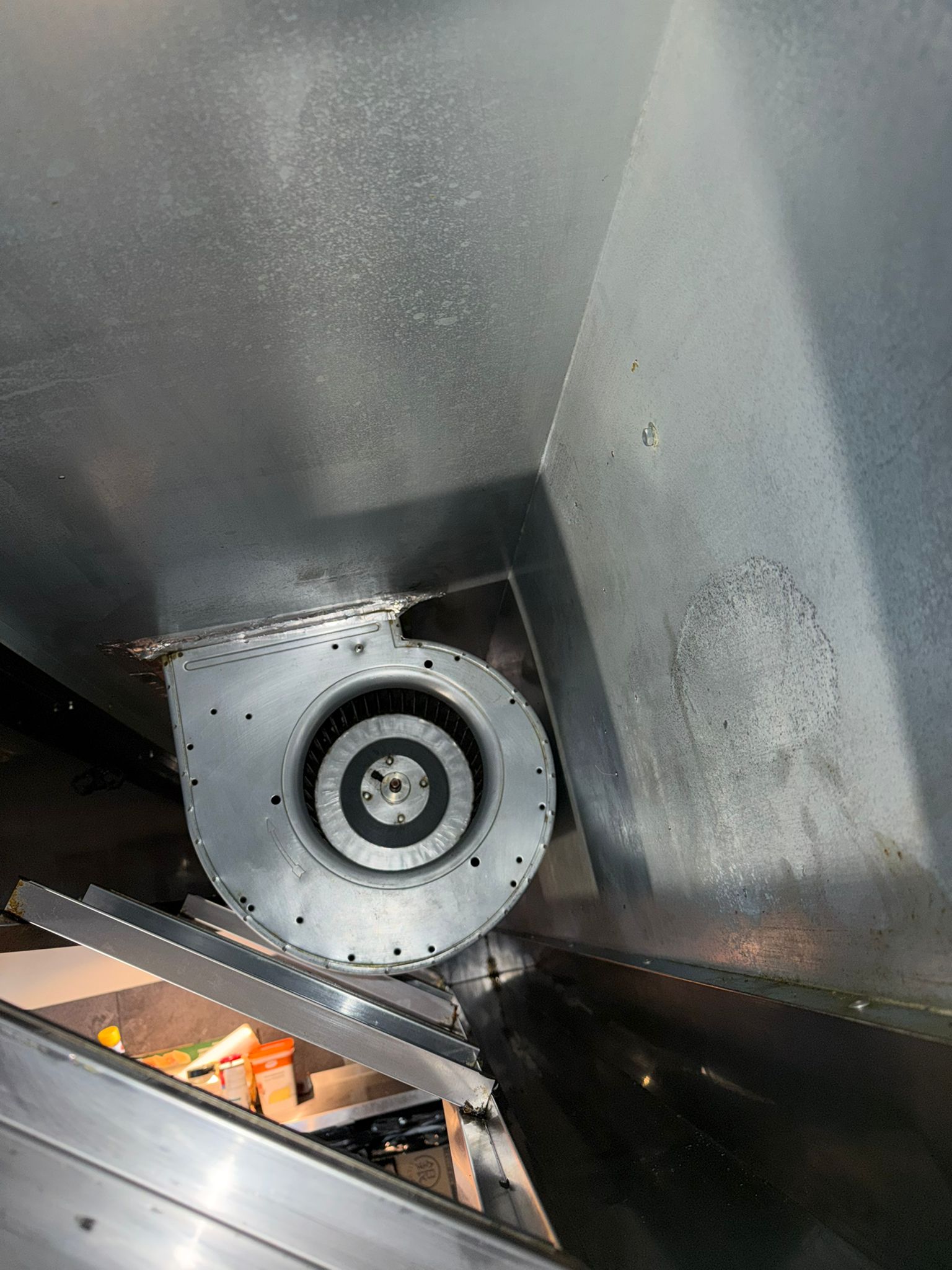 Gereinigde ventilatorunit in een professioneel afzuigsysteem.